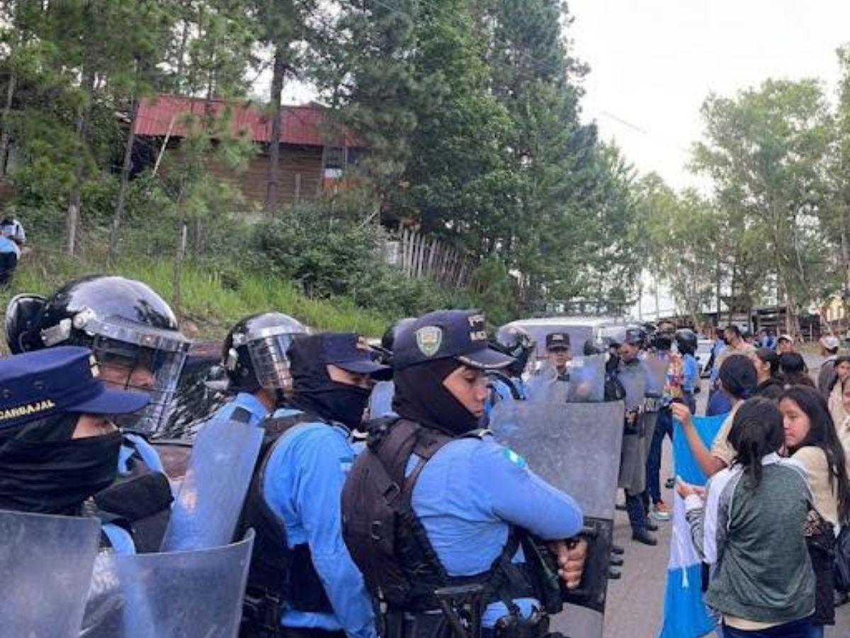 Policías y docentes se enfrentan durante protestas en San Lorenzo, Valle