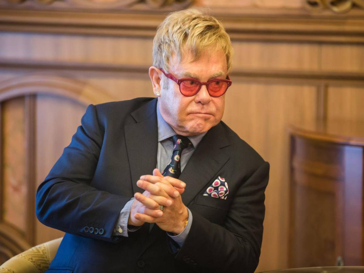 Elton John revela que perdió la visión en su ojo derecho por esta razón