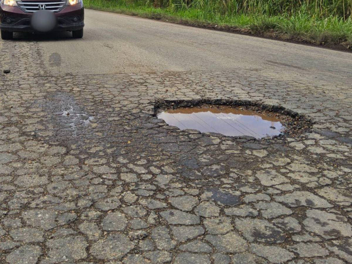 ¡Un peligro! Destrozada carretera hacia zonas turísticas de Atlántida y Colón