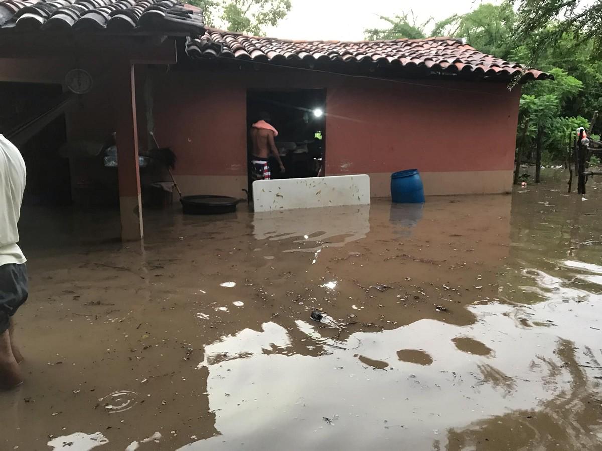 “Con el agua a la rodilla”, pobladores de El Cubulero, Valle, afectados por inundaciones