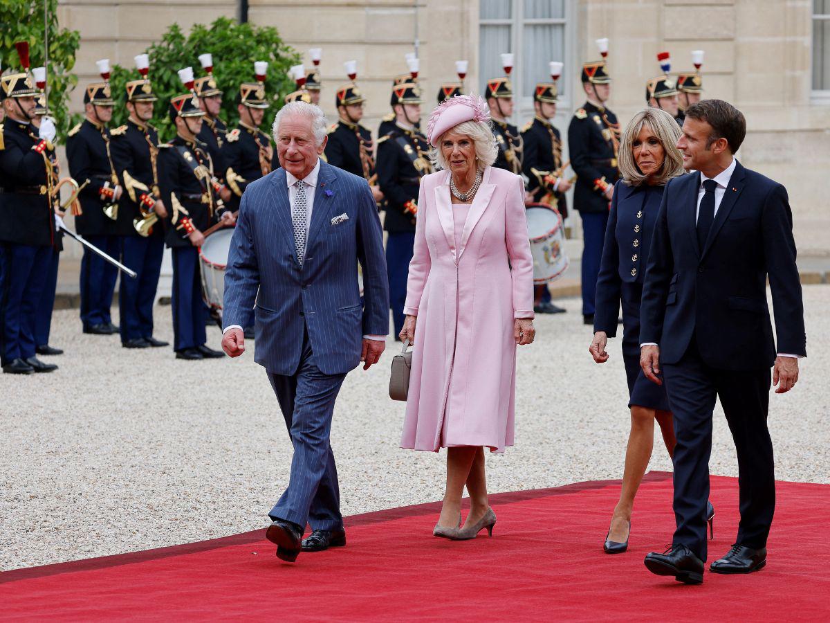 Francia extiende la alfombra roja a Carlos III en su primera visita como rey