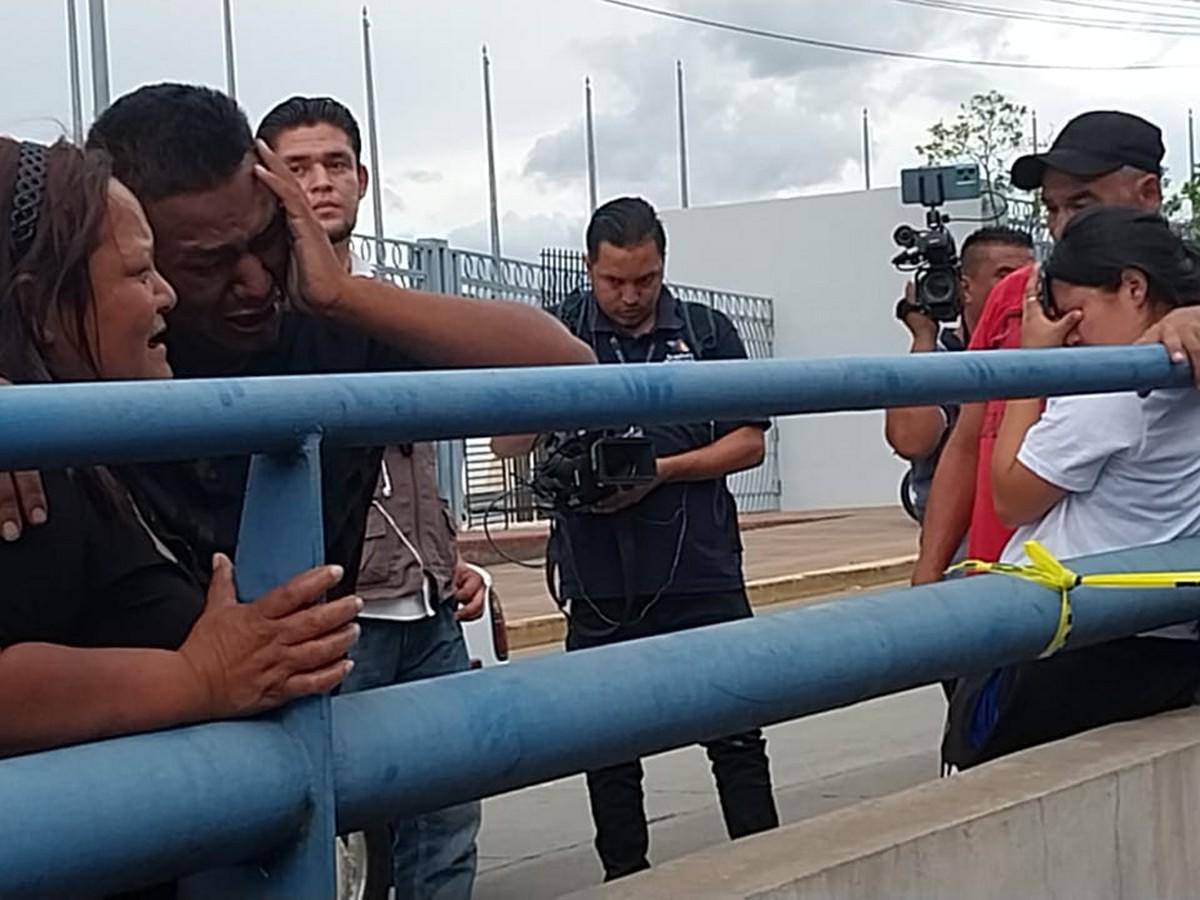 Momentos de dolor se vivieron en la escena al reconocer a la víctima fatal del percance vial.