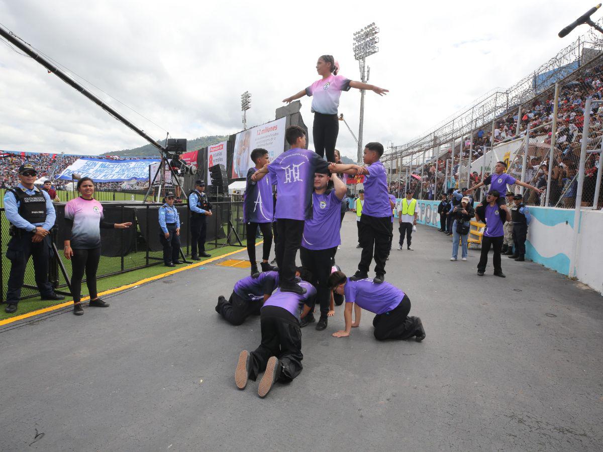 La pista del Estadio Nacional fue escenario de divertidas acrobacias de los jóvenes.