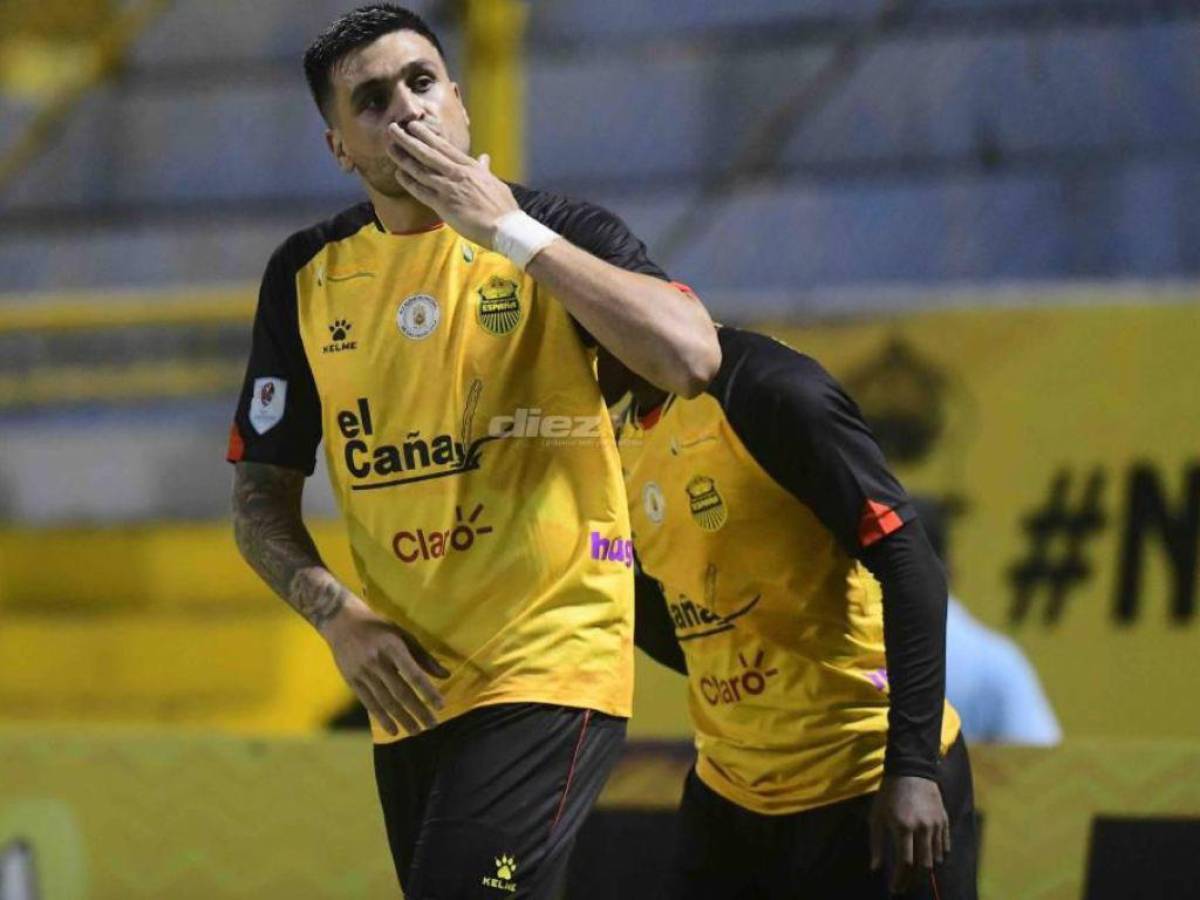 Ramiro Rocca reacciona enfadado tras la polémica derrota del Real España frente a la Real Sociedad