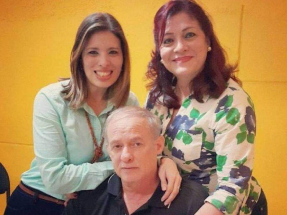 Erika junto a su madre Carolina Echeverría Haylock y su padre Andrés Urtecho Jamborde.