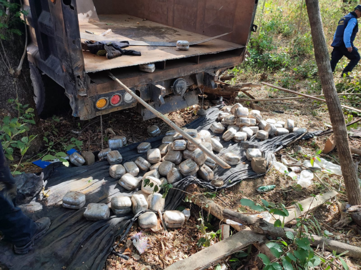 Hallan cientos de paquetes de droga escondidos en volqueta en Choluteca