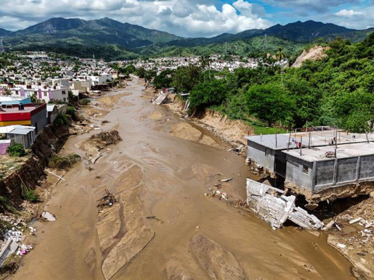 Lluvias del huracán John derrumban casas y sueños de familias en Acapulco, México