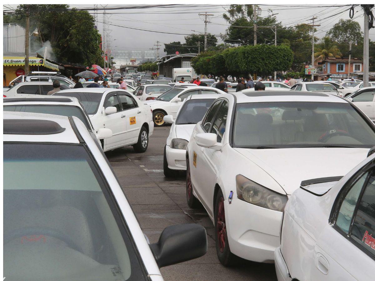 Taxistas anuncian paro de labores por competencia ilegal