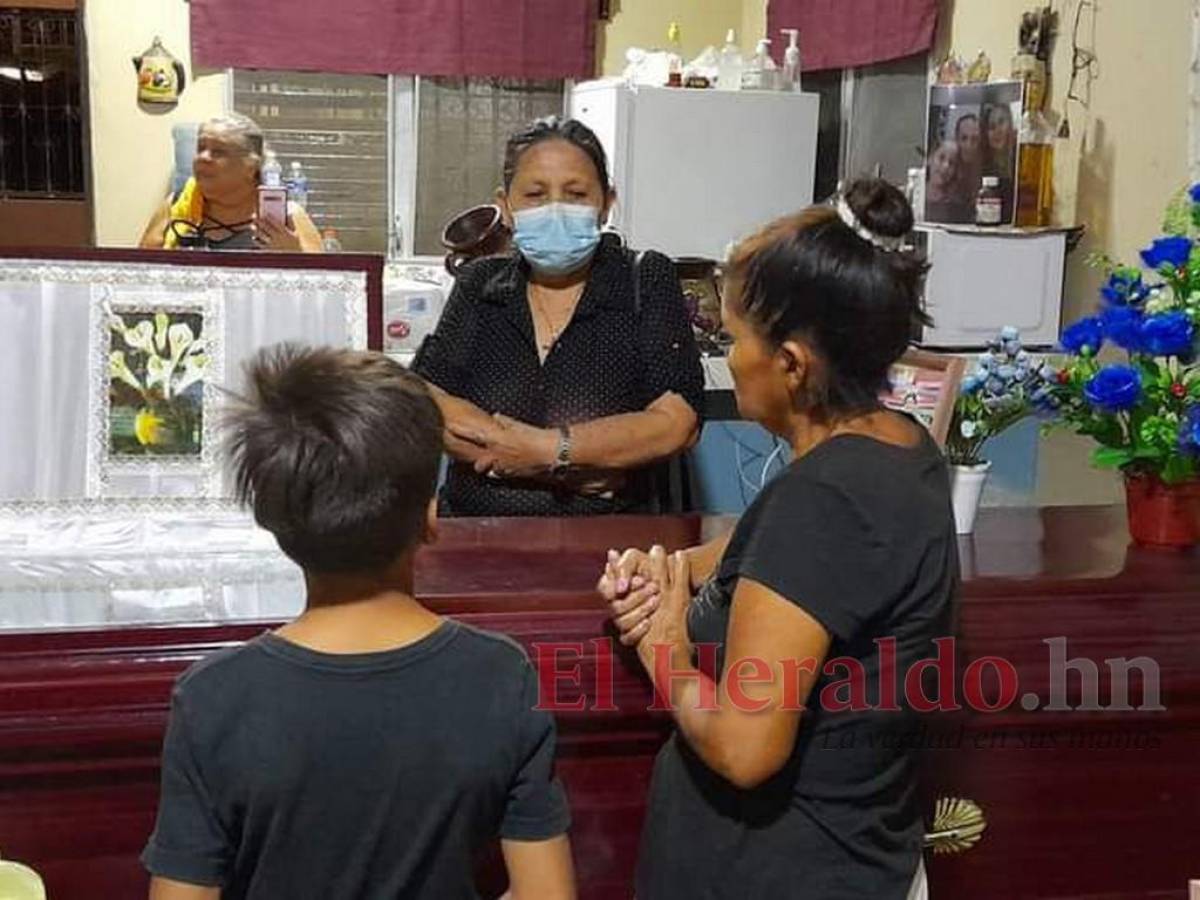 Miradas tristes y recuerdos son lo que le queda a los parientes de la familia fallecida.