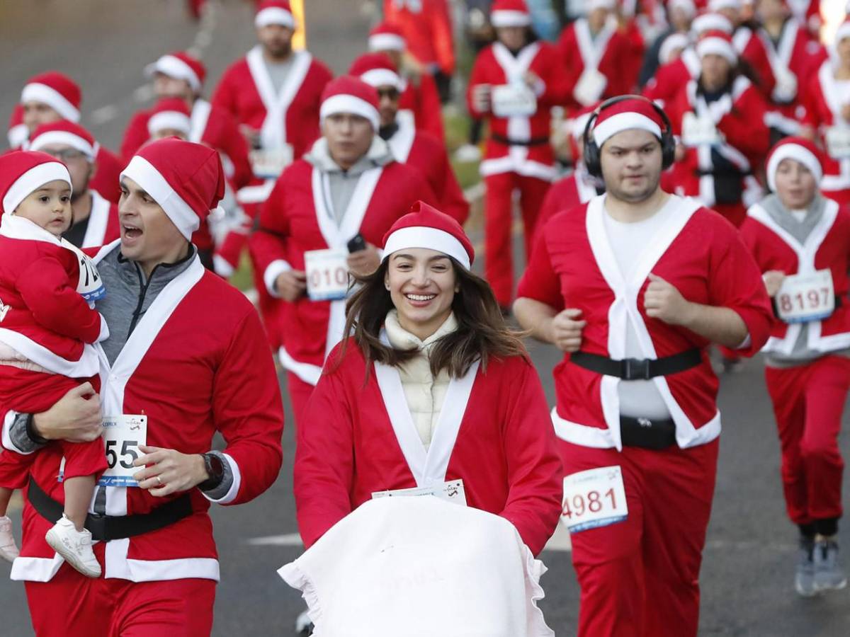 Cientos de Santa Claus invaden calles de Ciudad de México