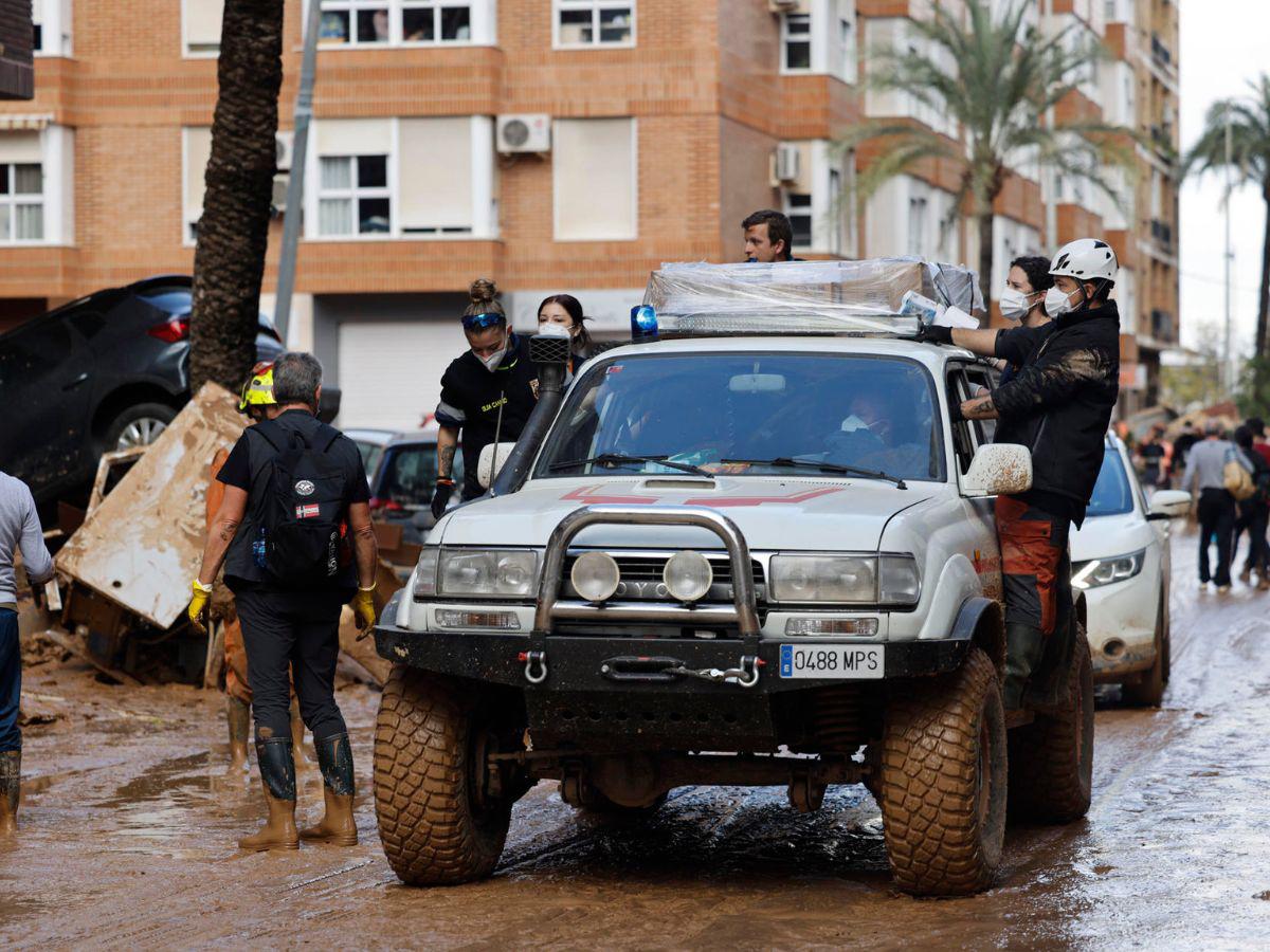 Muertes por la DANA suben a 217 en Valencia mientras siguen trabajos de limpieza