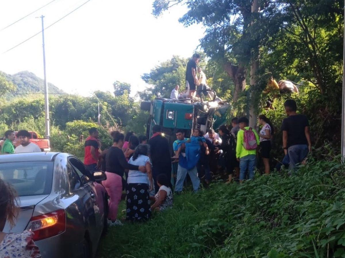 Nueve muertos tras volcar autobús en El Salvador