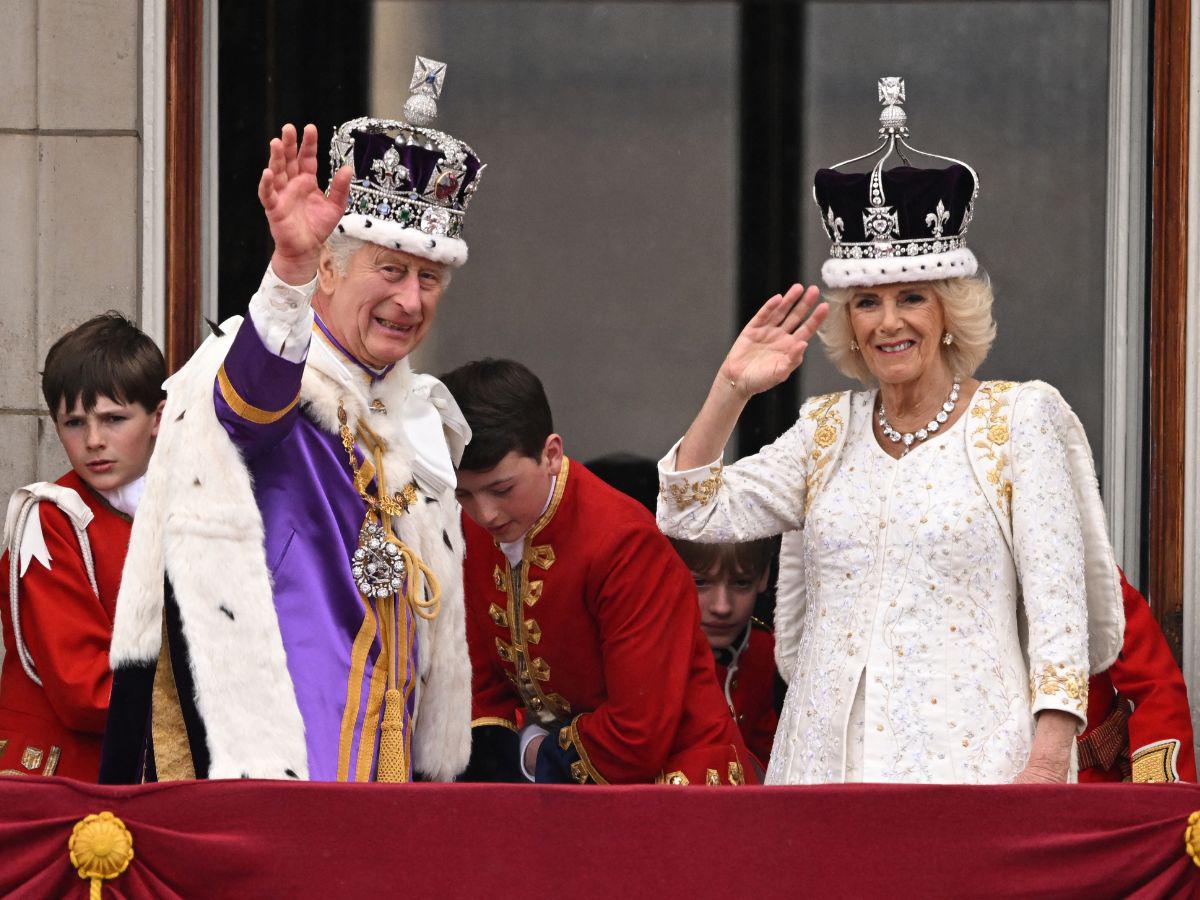 El primer saludo de Carlos y Camila desde el balcón del Palacio de Buckingham.