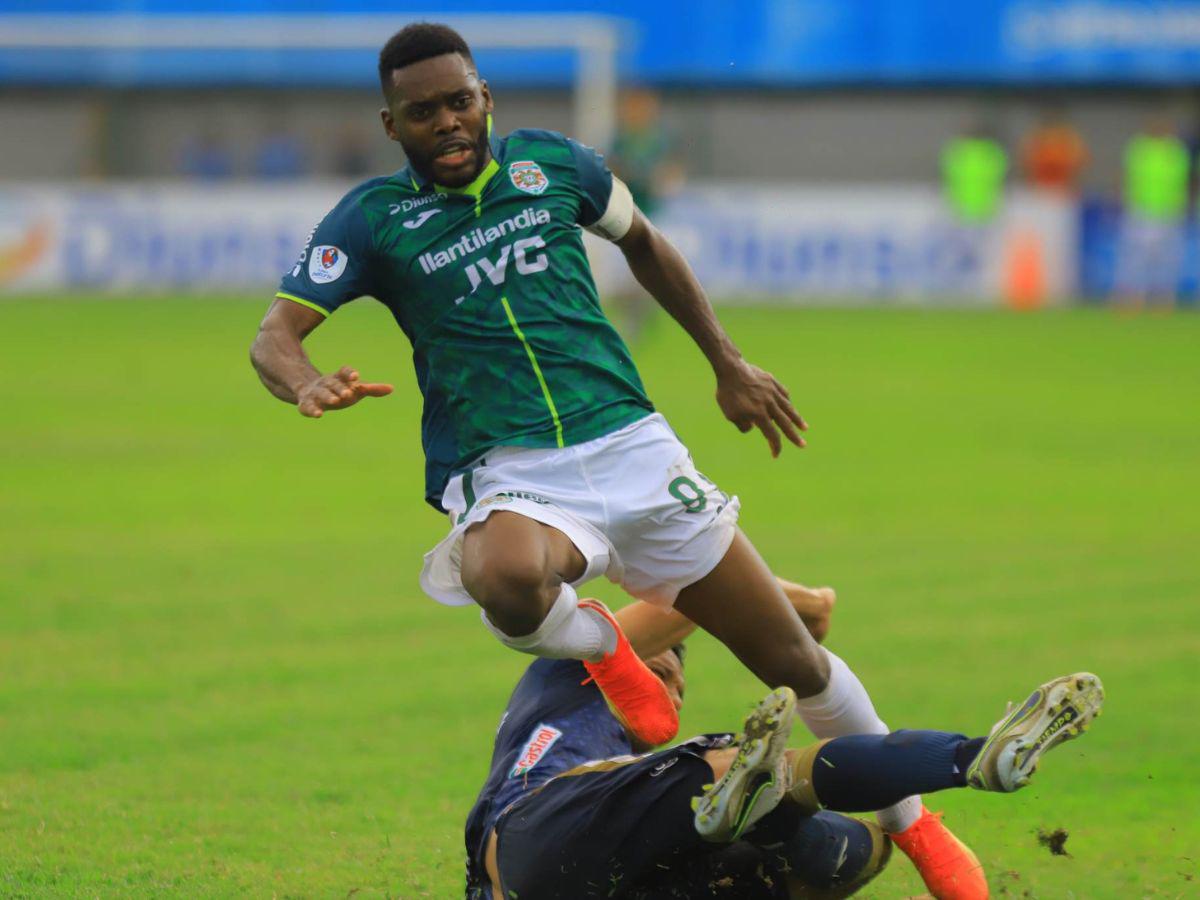 Clayvin Zúniga, quien puso el gol del empate para Marathón, sostuvo un gran duelo con los centrales de Motagua.