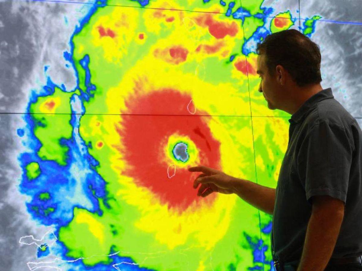 EN VIVO trayectoria del huracán Beryl hoy 2 de julio, ¿a dónde se dirige?