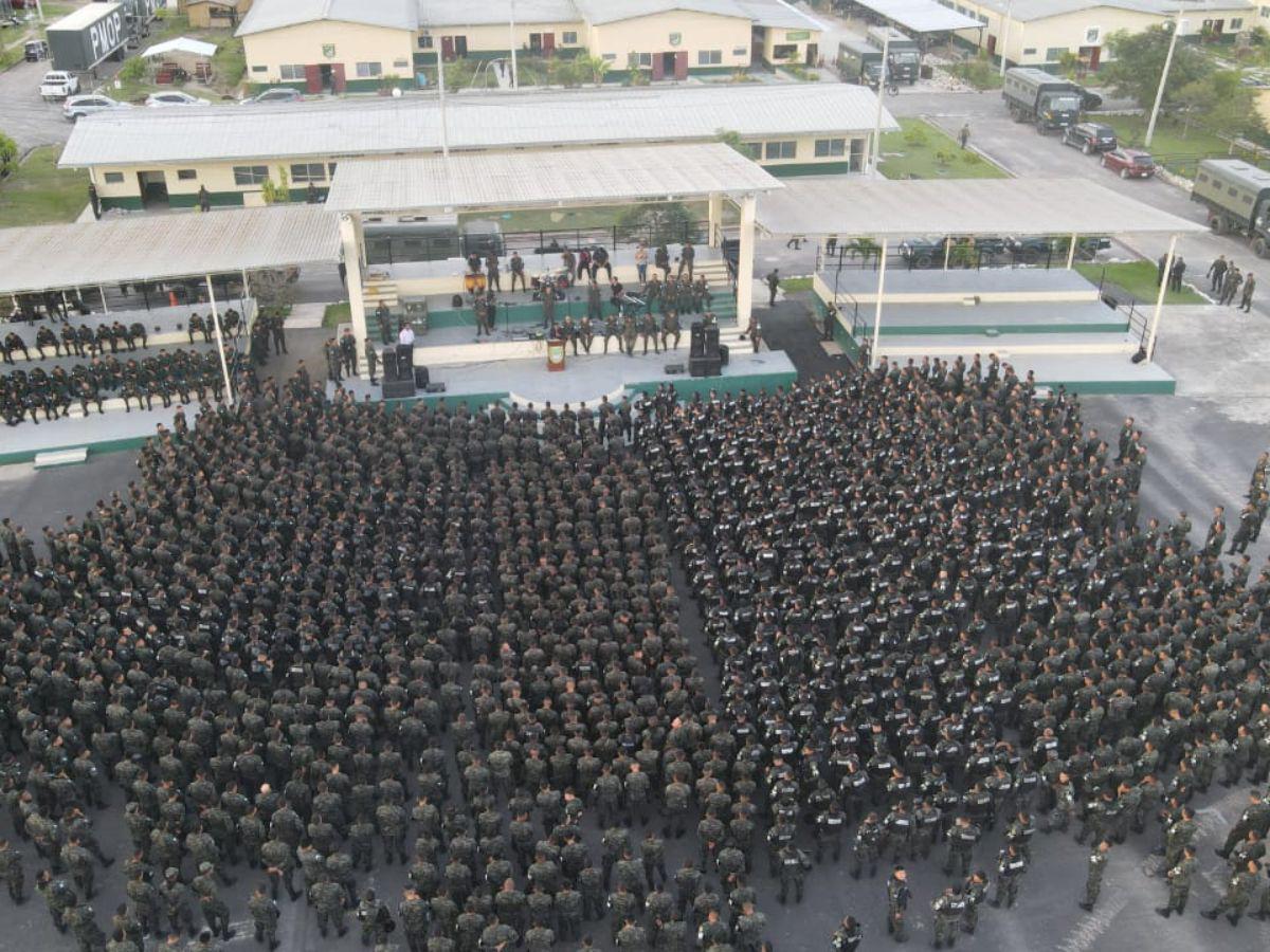 Un fuerte despliegue de agentes de la Policía Militar orando previo a los operativos en las cárceles.