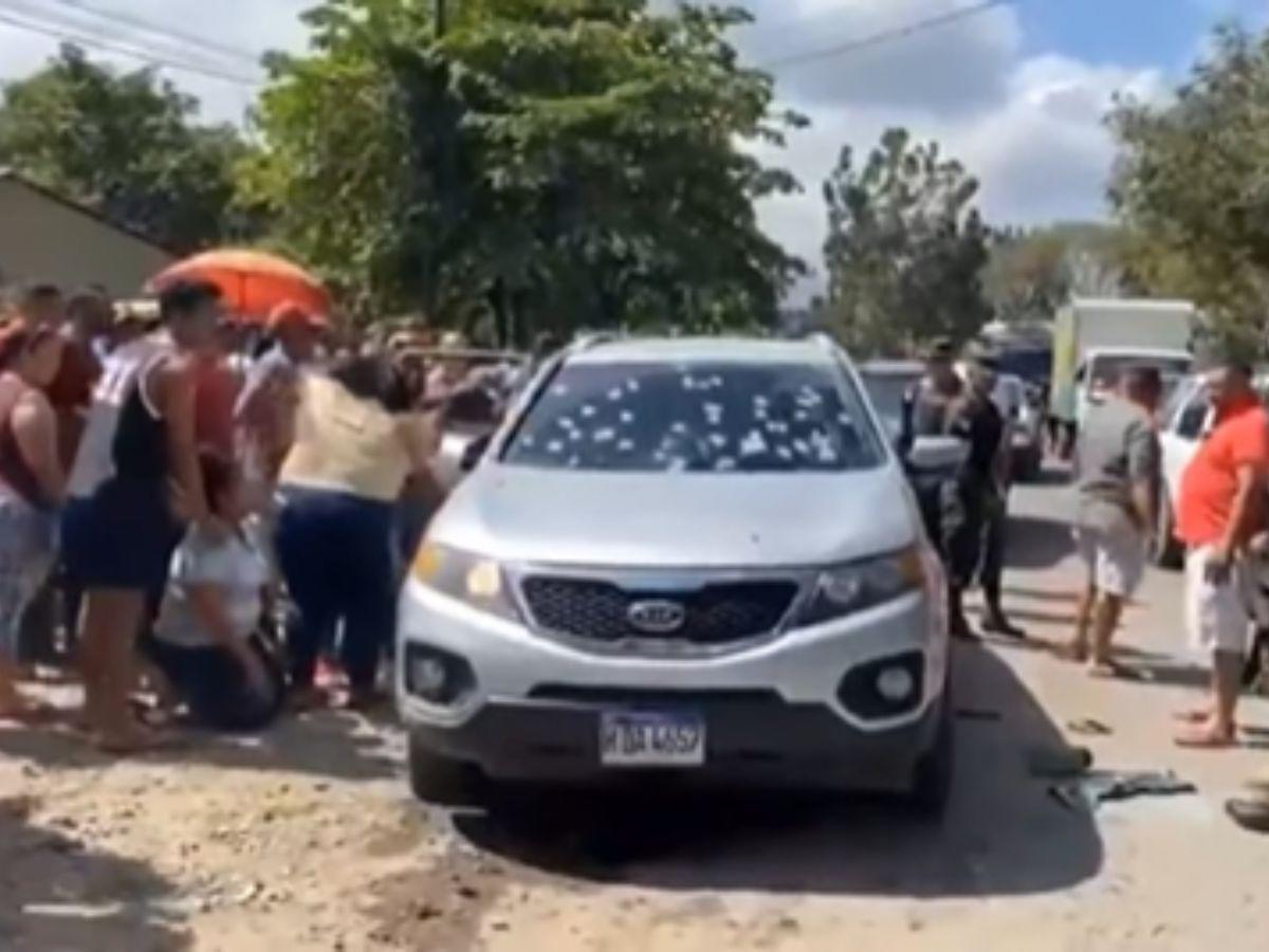 Las mujeres lloraban desconsoladas al ver a sus parientes sin vida dentro del vehículo.