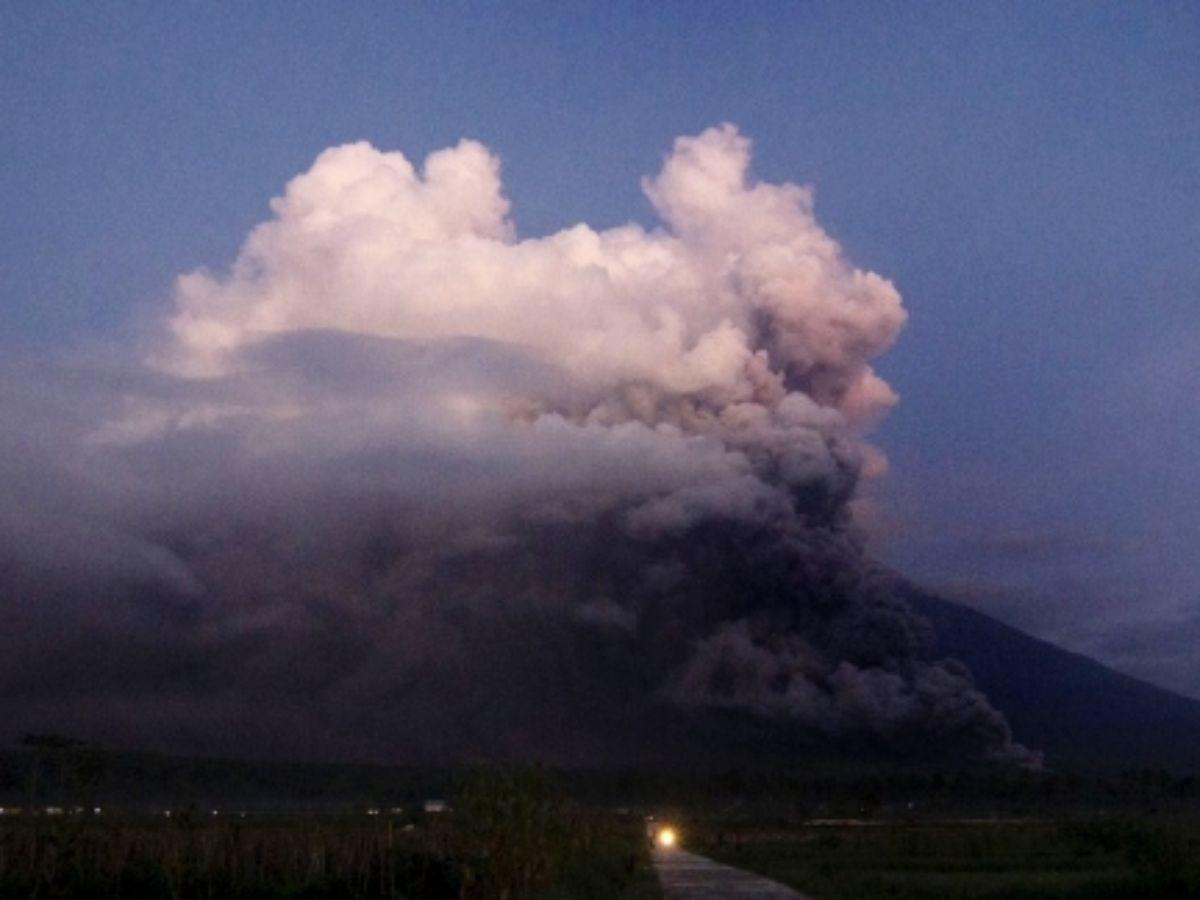 Evacúan a cerca de dos mil personas por la erupción del volcán del Monte Semeru