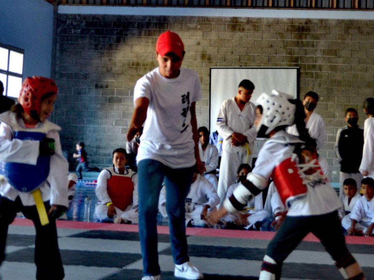 Alumnos de diferentes escuelas de Taekwondo se enfrentaron en el evento