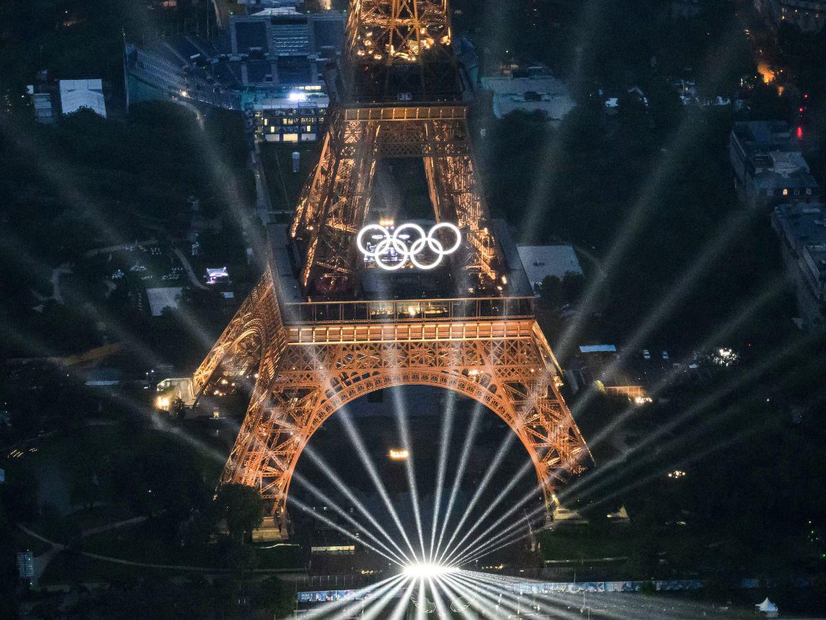 Detienen a un hombre en París tras escalar la Torre Eiffel previo al cierre de los Juegos Olímpicos