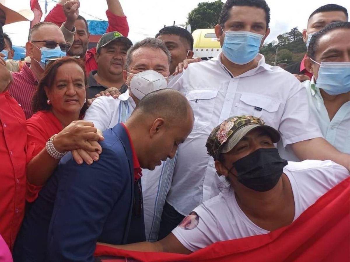 El exfuncionario fue recibido por simpatizantes y militantes del partido Libertad y Refundación (Libre).