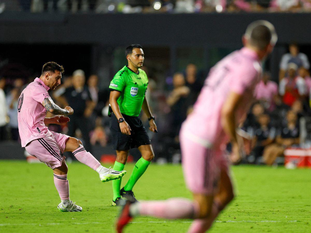 Momento en que Lionel Messi se encargó de cobrar el tiro libre.