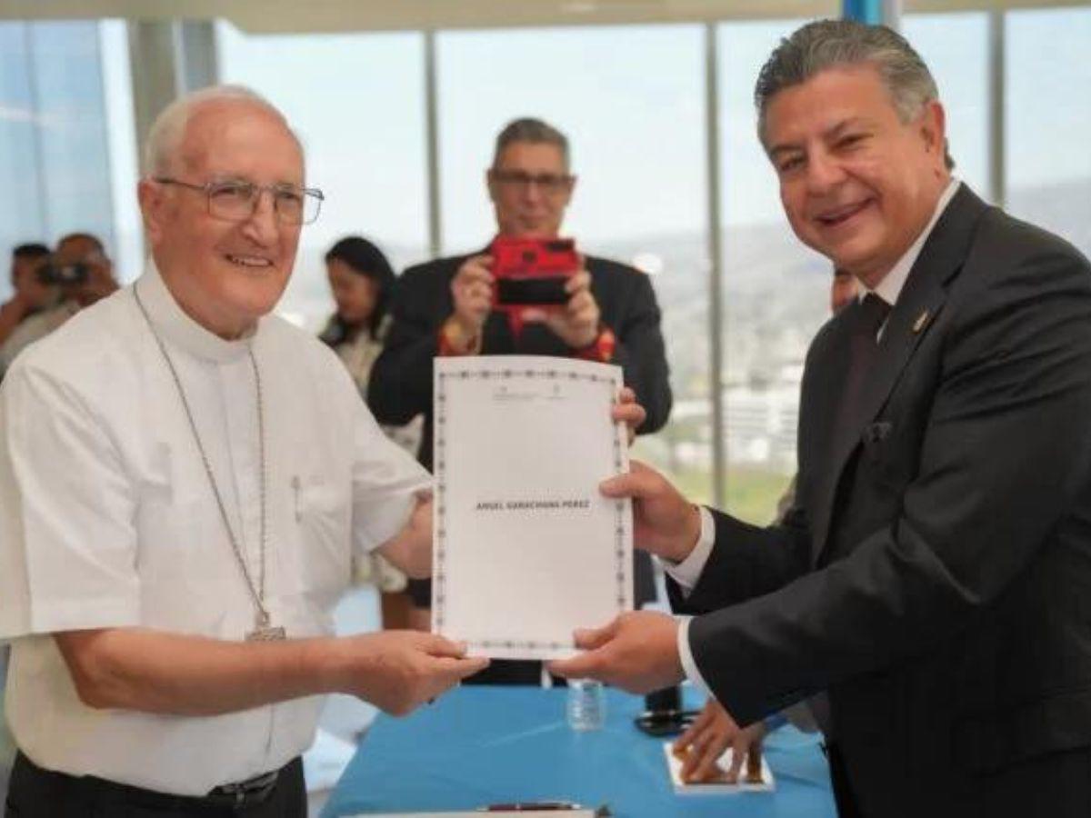 Monseñor Ángel Garachana recibe nacionalidad hondureña junto a otros 40 extranjeros