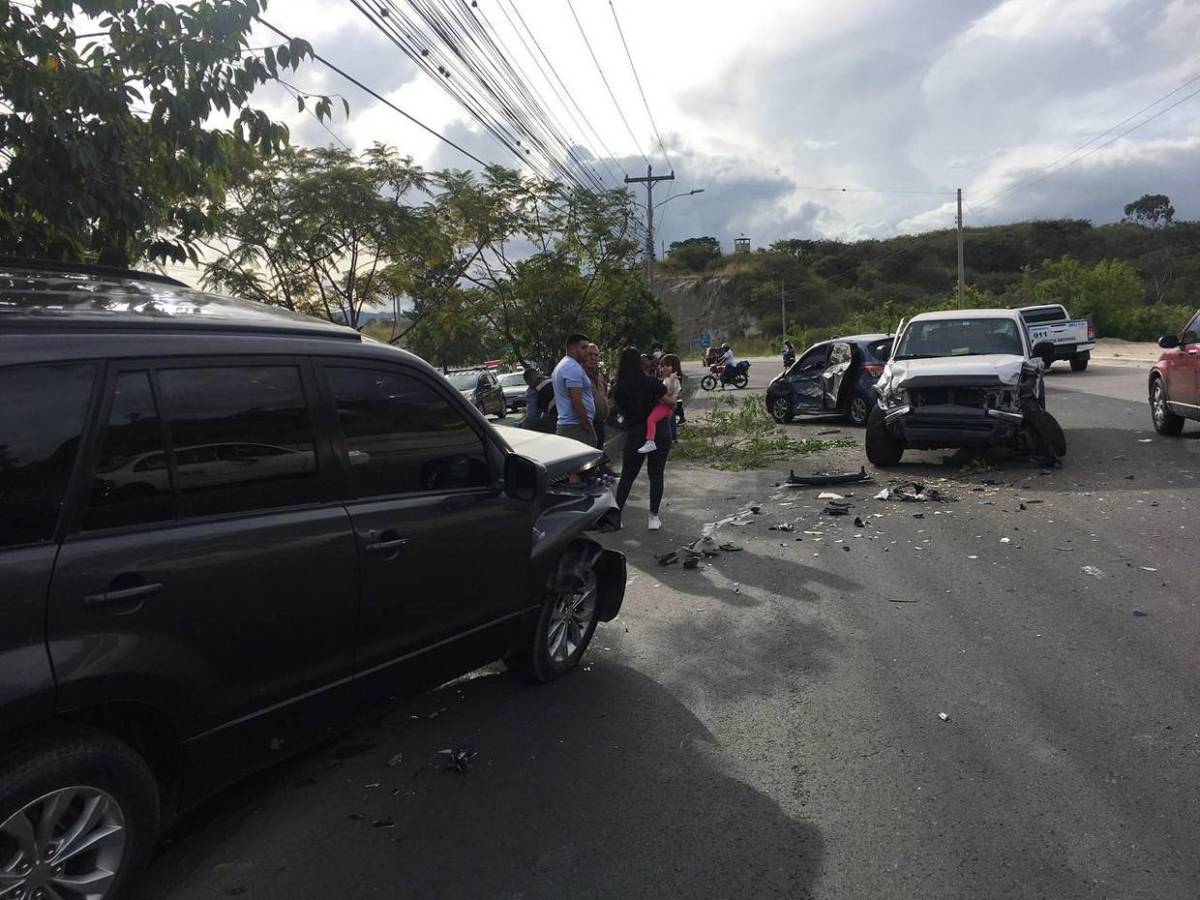 En contravía y sobre la mediana quedaron vehículos tras fuerte choque en anillo periférico