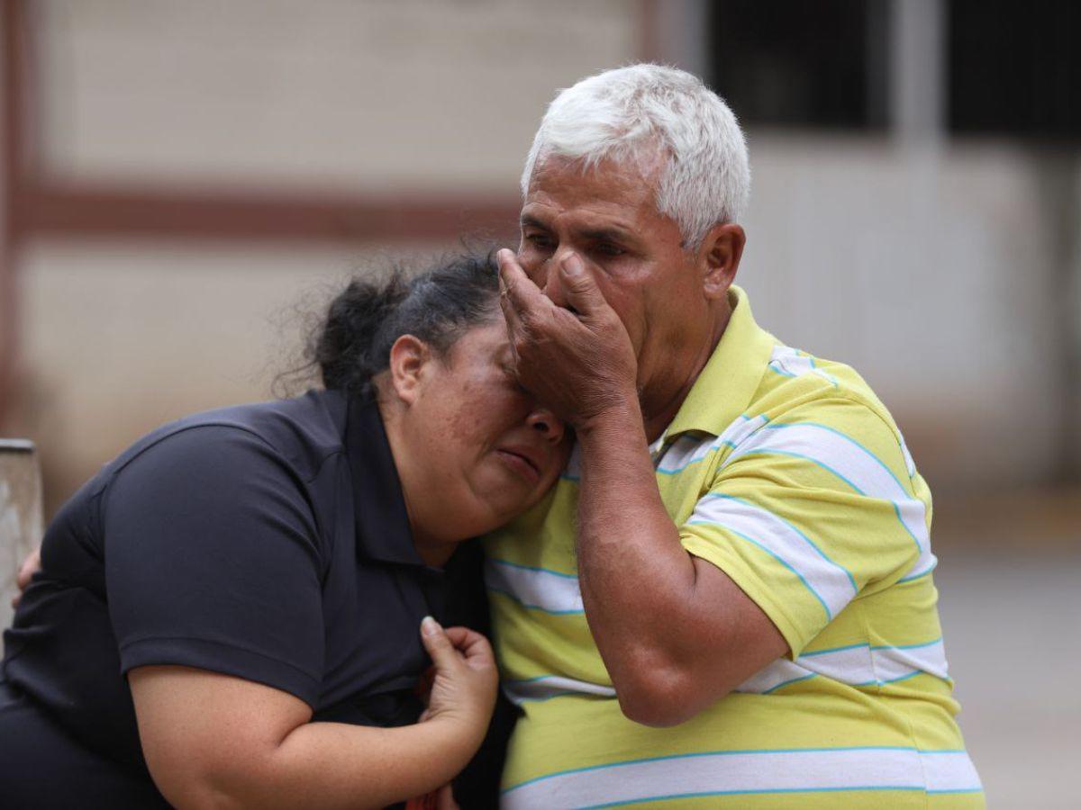 Los padres de Cristian Antonio esperan afuera de la morgue que les entreguen el cadáver de su hijo.