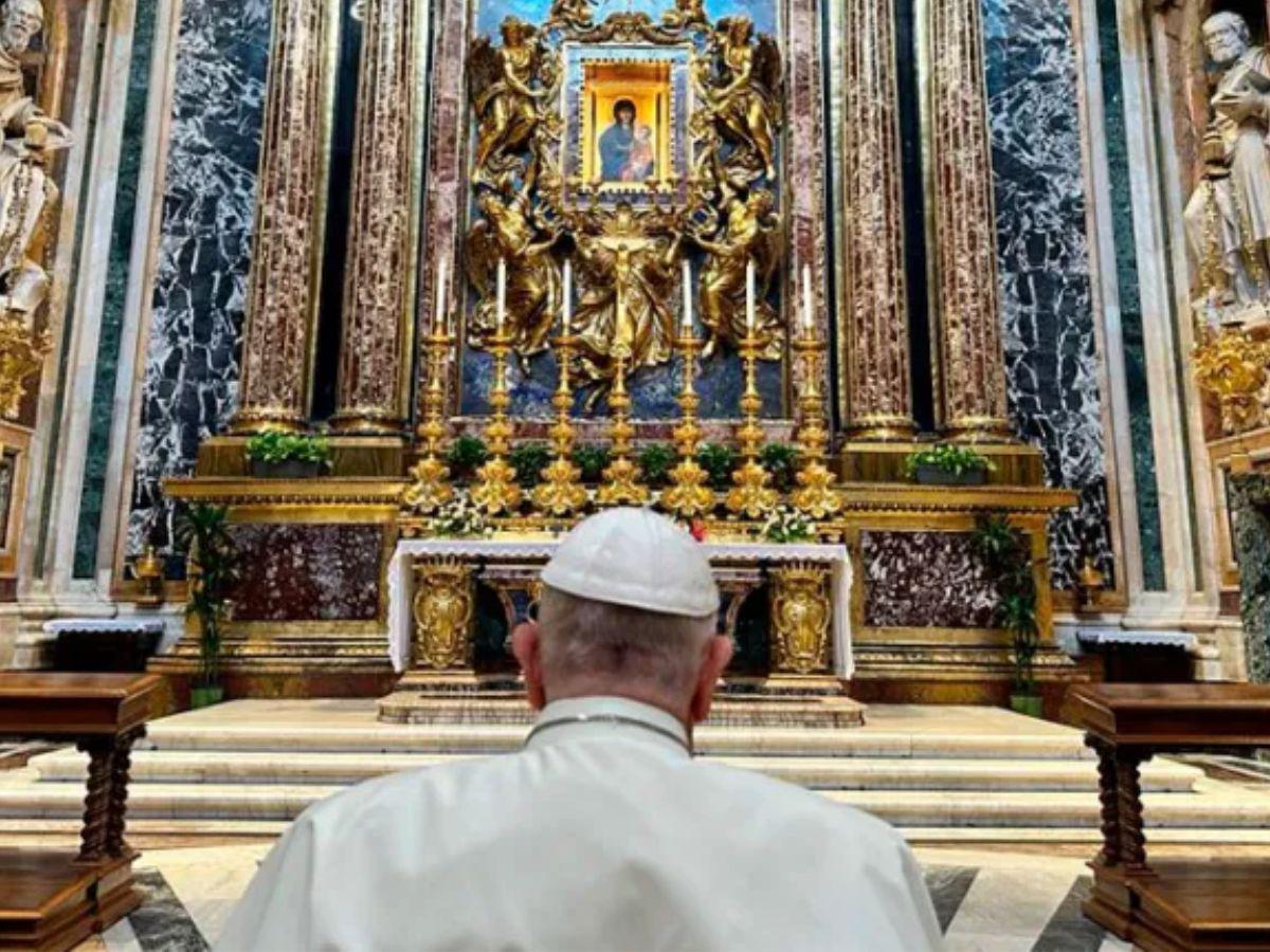 El papa Francisco rezando frente a la virgen Salus Populi Romani en la Basílica Santa María Mayor.