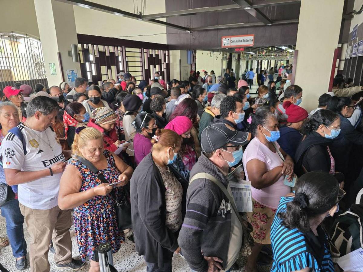 Largas filas y frustración: drama de pacientes que buscan una cita médica en Hospital San Felipe