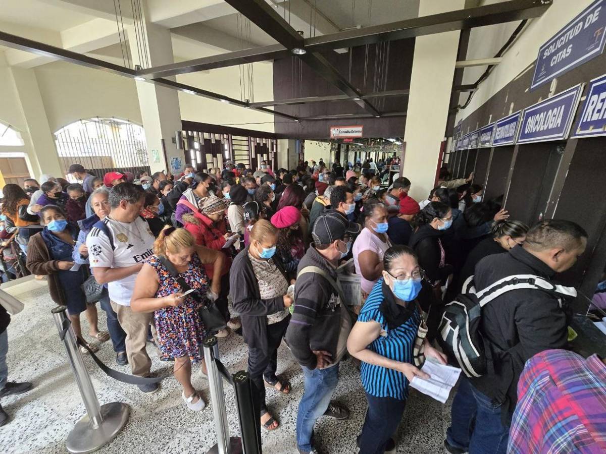 Largas filas y frustración: drama de pacientes que buscan una cita médica en Hospital San Felipe