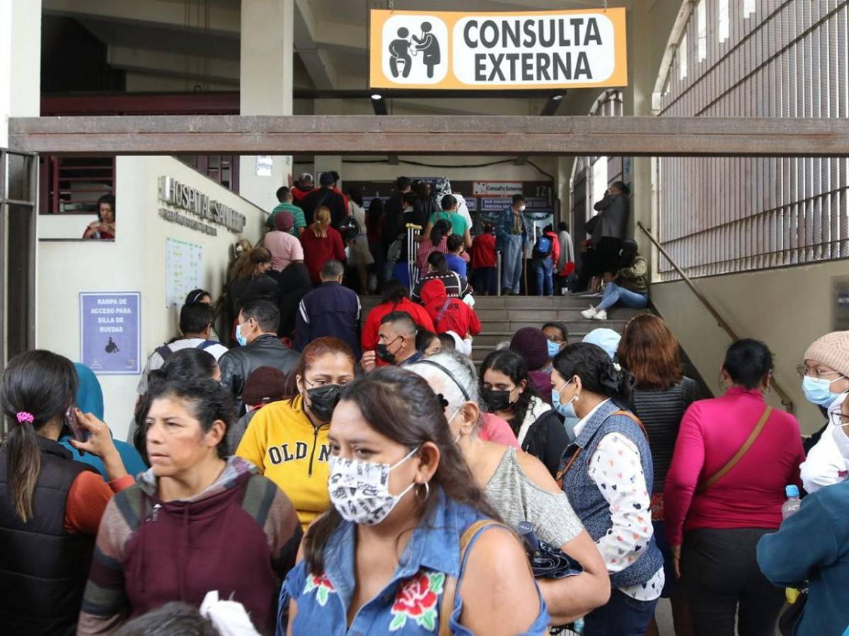 Largas filas y frustración: drama de pacientes que buscan una cita médica en Hospital San Felipe