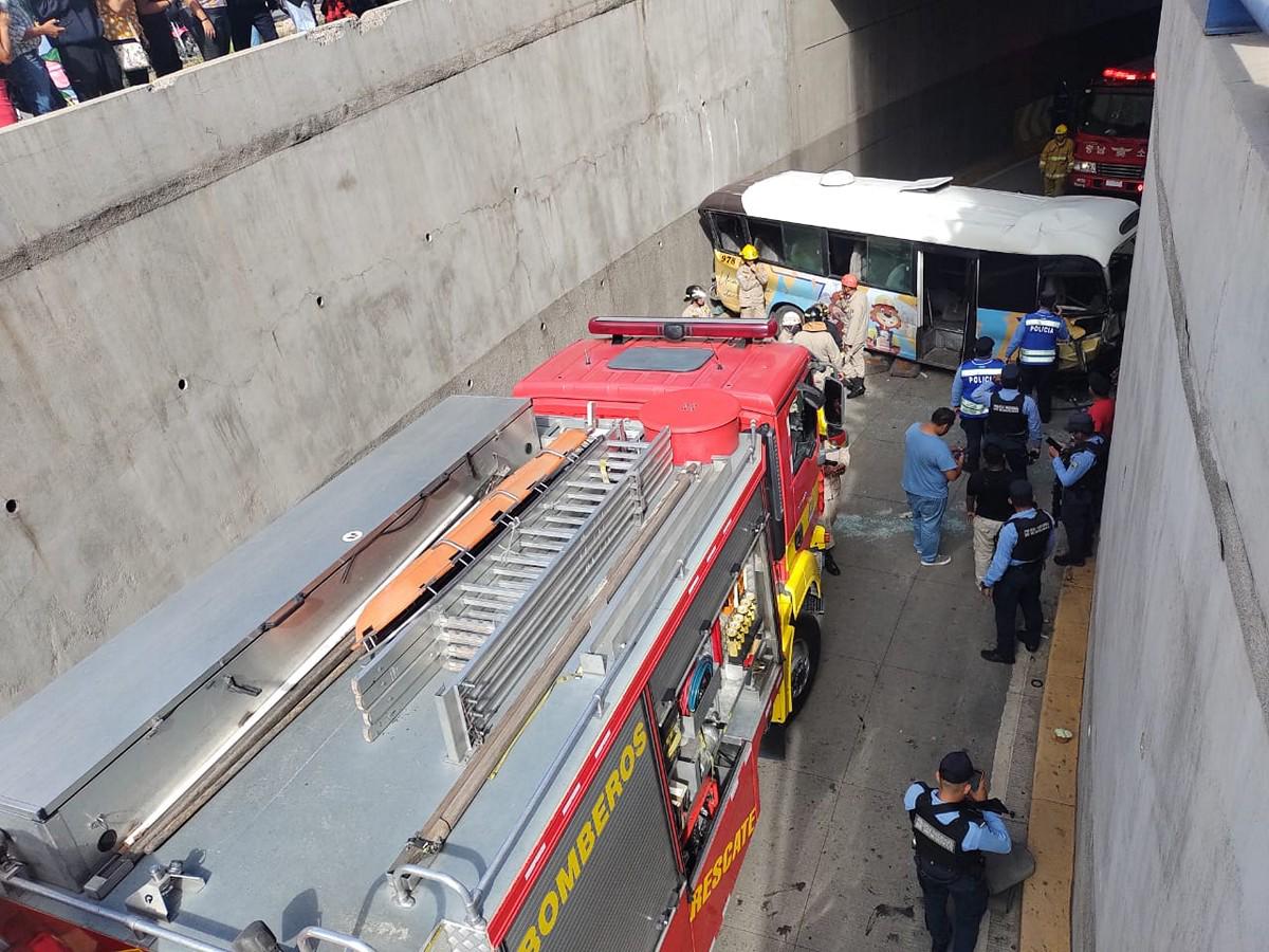 Identifican a conductor que murió en accidente de bus rapidito en bulevar Suyapa