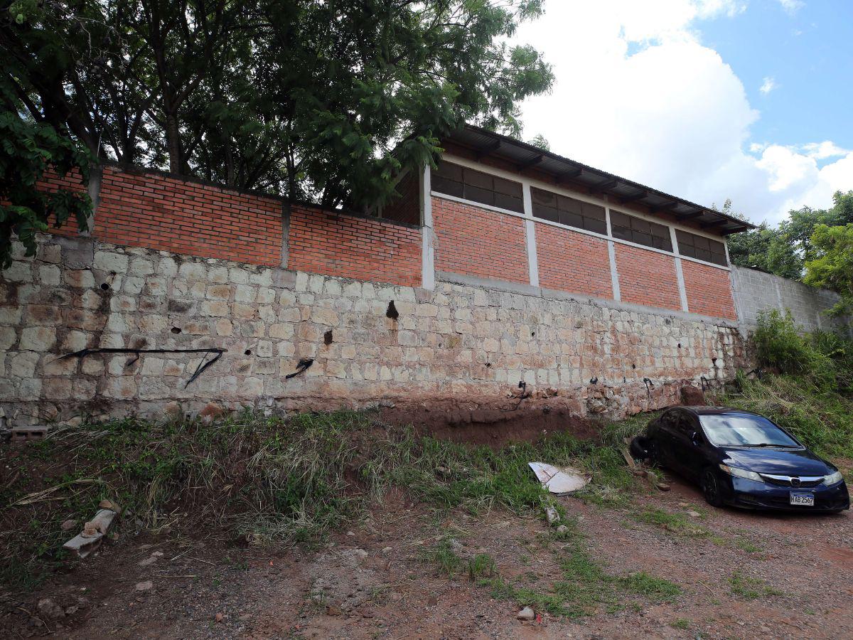 Los vecinos parecen no estar consientes de la situación, pues formaron un parqueo de vehículos cerca del muro perimetral de la institución, provocando movimientos en la tierra.