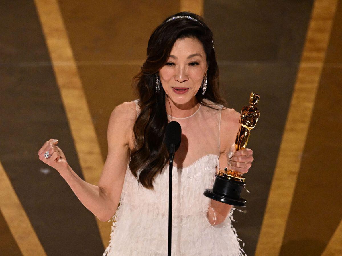 Michelle Yeoh hace historia al ganar el Oscar a la mejor actriz