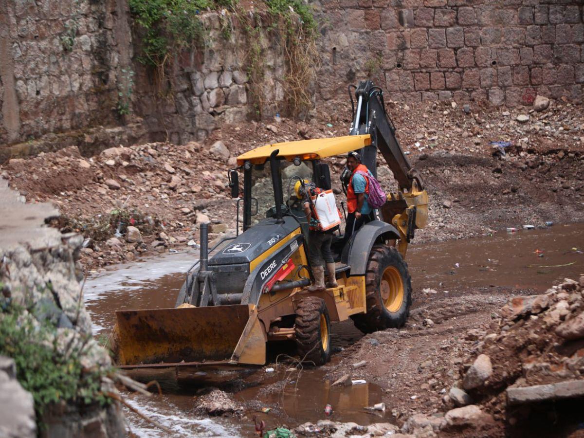 Por la magnitud de las obras la calle de Las Flores permanece cerrada para los conductores capitalinos mientras el equipo pesado trabaja dentro de la quebrada.