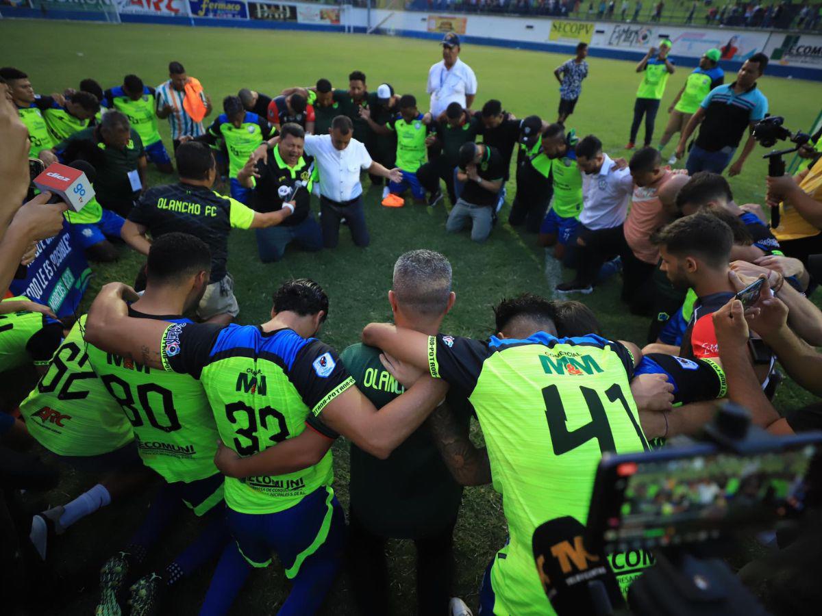 Los futbolistas del Olancho agradecieron a Dios por el logro obtenido.