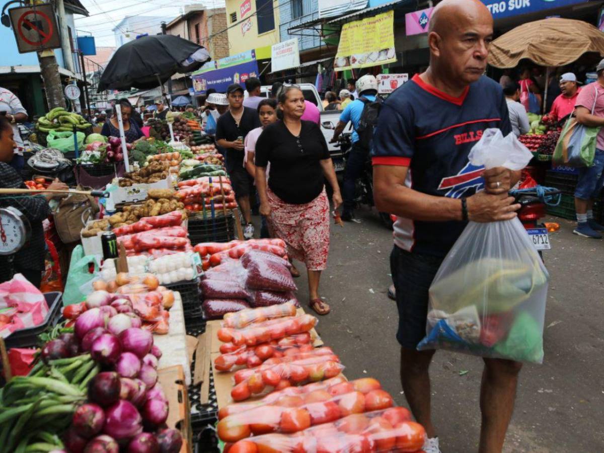 El mercado Zonal Belén abarrotado por las compras de fin de año