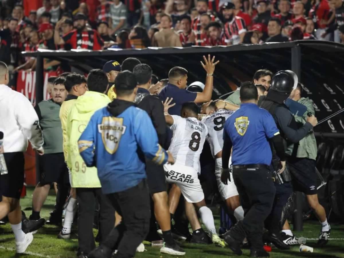 ¡Puñetazos! Tremendo zafarrancho que se armó en final Alajuelense ante Herediano