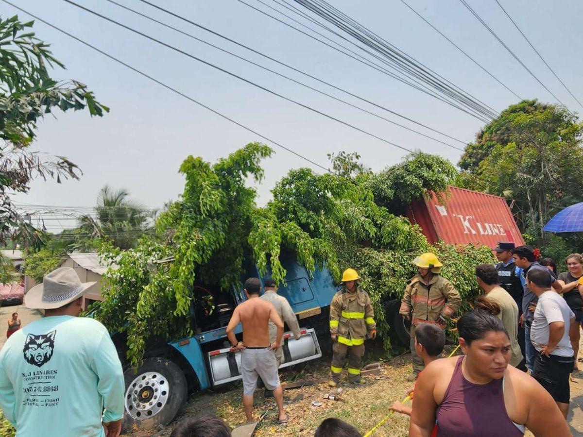 Rastra se sale de vía y mata a dos personas, incluyendo a una niña, en Choloma, Cortés