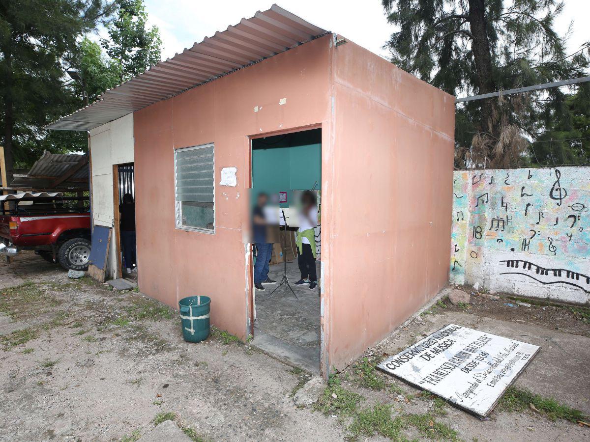 Debido a la situación de aulas completamente cerradas, se ha improvisado en la creación de espacios para que los jóvenes puedan recibir sus clases de música. Piden ayuda urgente a la ministra de las Culturas, Artes y Patrimonio, Anarella Vélez.