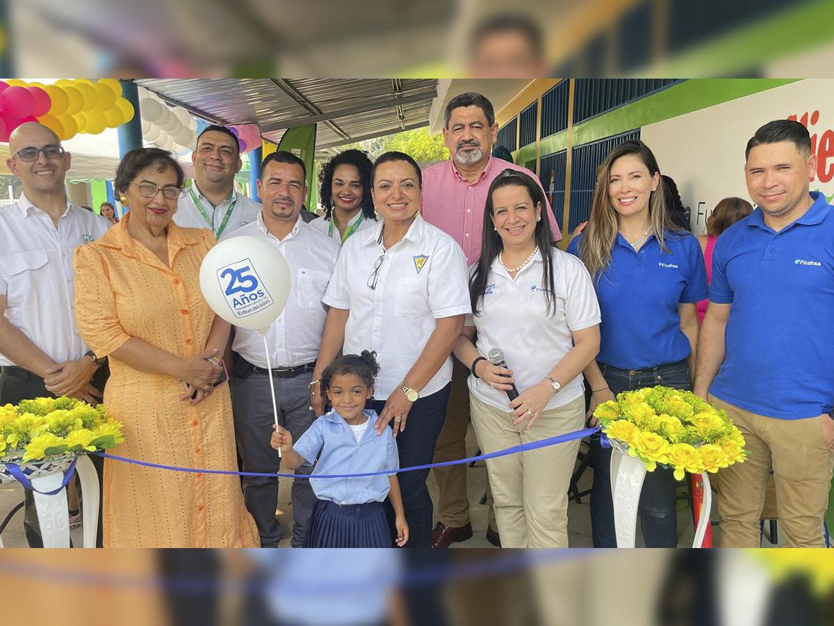 Ejecutivos de Fundación Ficohsa en la inauguración del nuevo centro escolar número 150, ubicado en Olanchito, Yoro, destacando su compromiso con la educación hondureña.