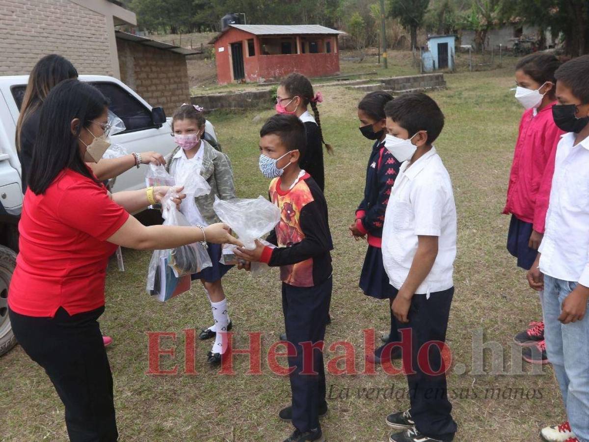 Respetando el distanciamiento se hizo la donación en la Escuela Rubén Barahona.