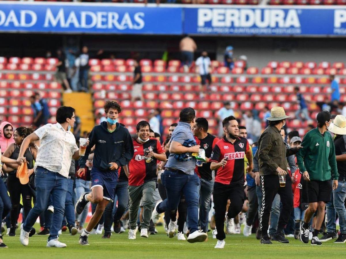 Restringen en México entrada de aficionados visitantes a estadios de fútbol por violencia