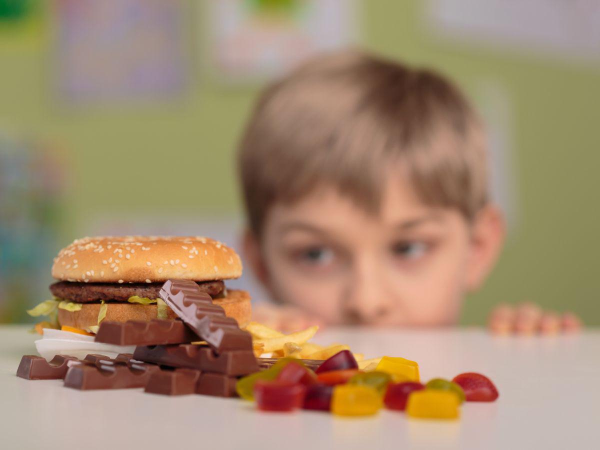 Churros, galletas, pastelería, jugos de caja y comidas rápidas deben ser un “no” para los niños.