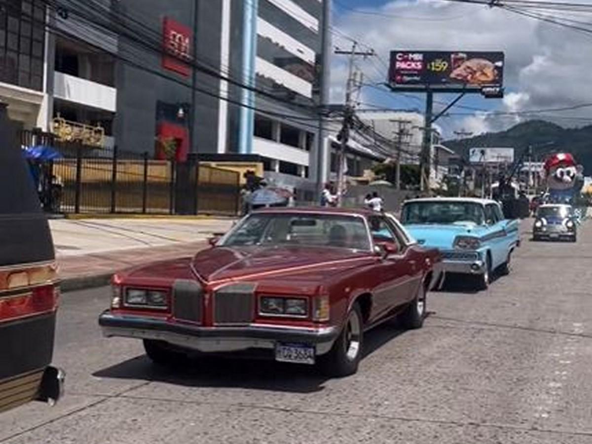 Autos clásicos causan sensación en Carnaval de Tegucigalpa