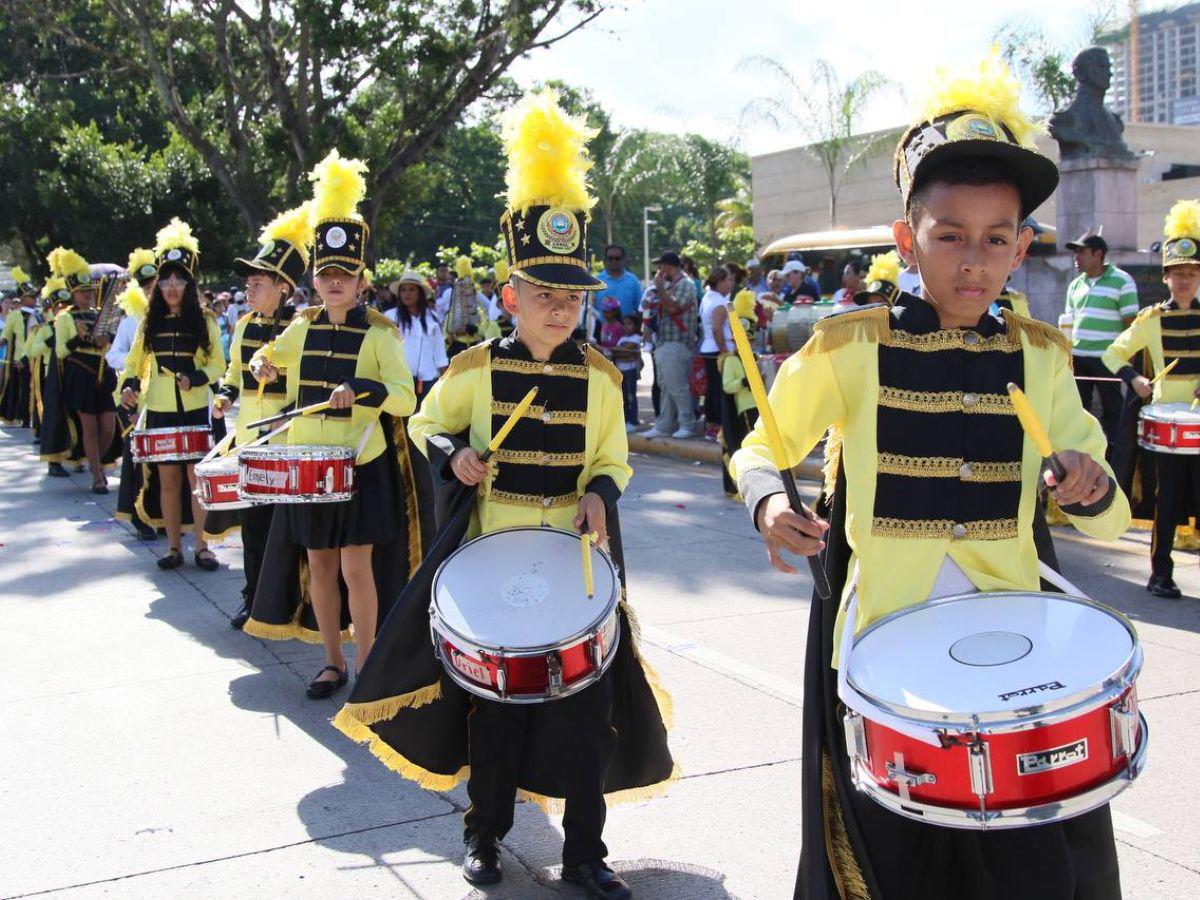 Alumnos de las escuelas muestran su fervor y sus sueños en los 203 aniversario de independencia