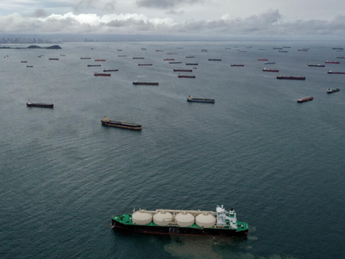 El Canal de Panamá enfrenta una crisis por la escasez de agua, lo que ha obligado a las autoridades a restringir el número de tránsitos diarios por esta ruta.