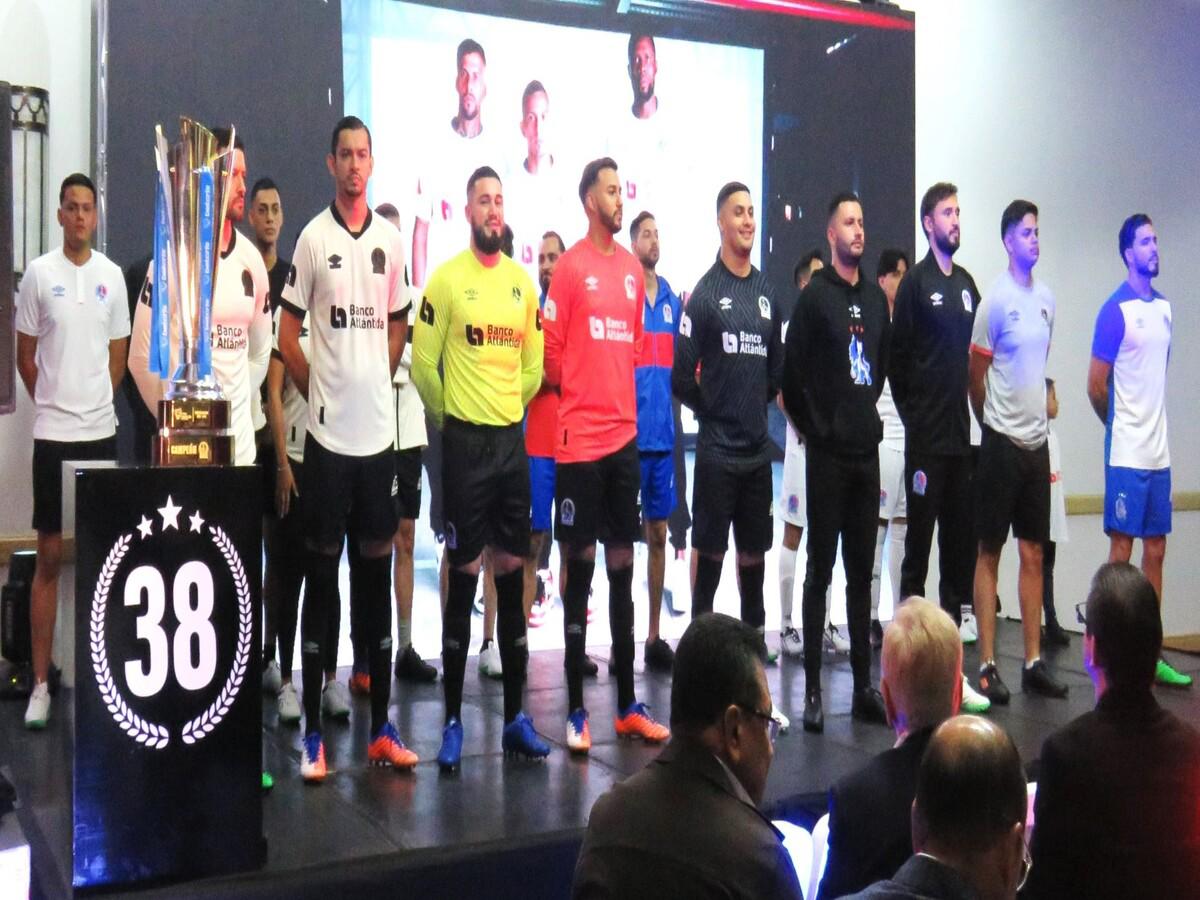 El Club Olimpia Deportivo celebra su nuevo campeonato y lo hace estrenando una colección de uniformes única que incluye la línea para sus fanáticos.